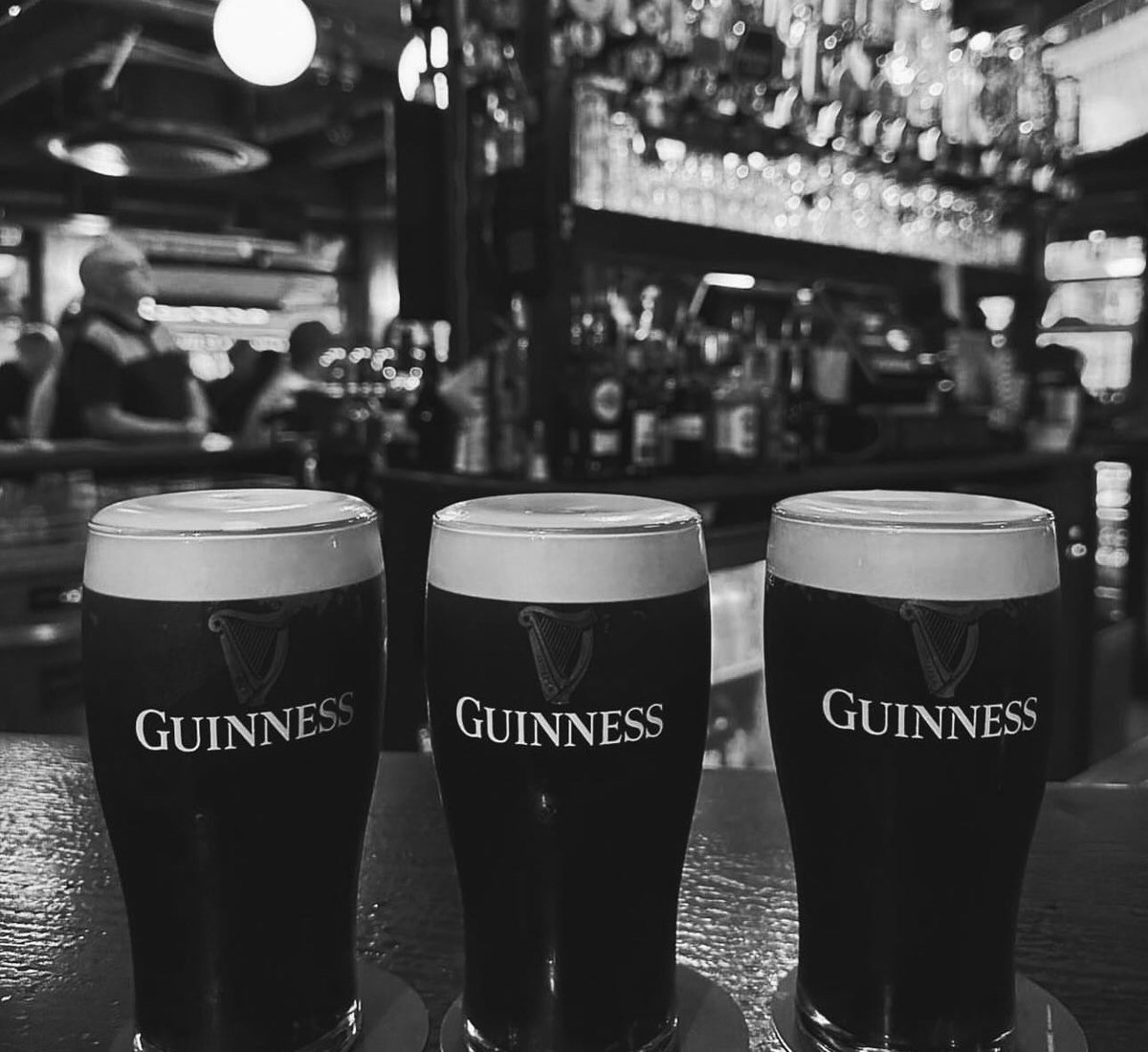 Come on in and cool down with some cold creamy pints here in The Auld Dubliner ☘️ #theaulddubliner #pub #templebar #dublin #dublinpubs #saturday #weekend #guinness #pints #craicagusceol