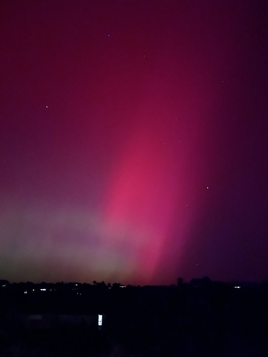 TheDonRood's tweet photo. A final burst of colour against the stars from the Aurora above Ruby Bay https://t.co/AlfAAEpf5b