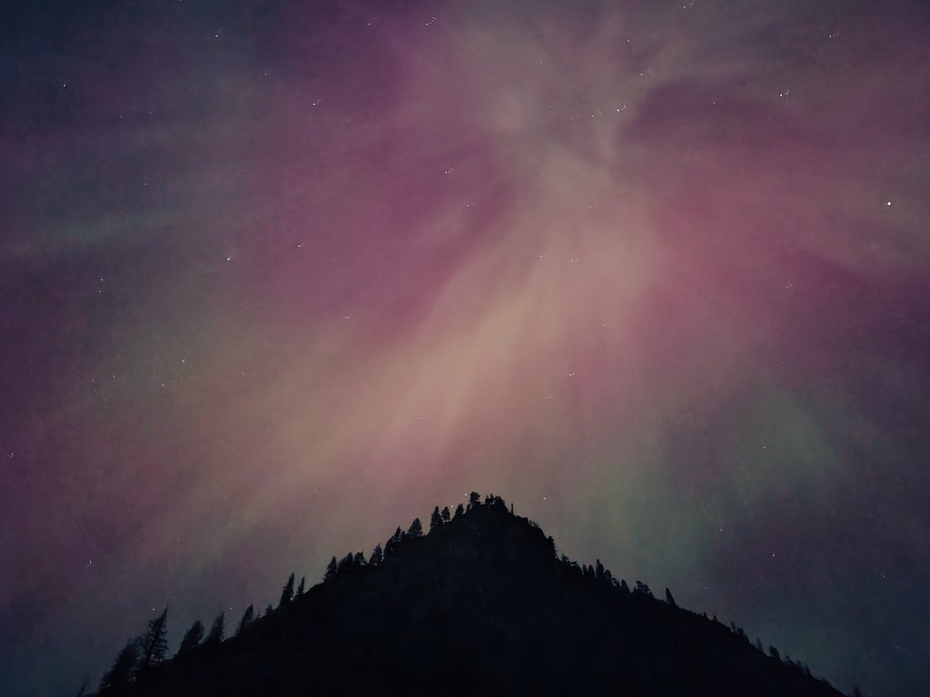 I just spent the last 3 hours driving over a mountain pass and pulling over at every chance I could to get pictures of the Northern Lights. It was absolutely magical seeing them in person 💙
#NorthernLights #auroresboreales