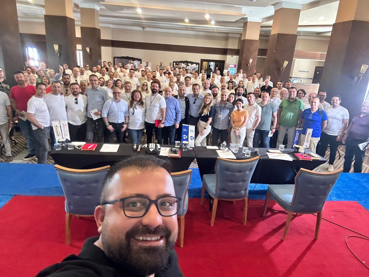 Bozokbey52's tweet photo. Geçtiğimiz hafta sonu #Antalya #kemer de düzenlenen #FİNANSKAMPPREMİUM a yaklaşık 100 #UBUNTU ailesi bireyleri ile katılım sağladık.
Hep aile diyoruz ya gerçekten bir aile olduğumuzu orada tüm kalbimizle hissettik.
Kampta;
Dostluk, arkadaşlık, samimiyet, saygı sevgi, eğitim hepsi var.
Gündüz eğitimler ile dolu dolu geçerken, akşam çok kıymetli hocalarımızla gece yarılarını bulan finans ve ekonomi sohbetleri paha biçilmez.
Öncelikle finans kampların ve @yukademy nin kurucusu @Yusuf_Kaderli hocama, @kemal_ozd hocama ve @yukademy ekibine;
Kampta gece yarılarına kadar bizimle vakit geçiren #UBUNTU ailemizin ağabeyi @Cuneyt_Paksoy hocama, 41 yıllık tecrübesini her fırsatta bizlere aktaran @Berra_Doganer hocama, ekranlarda program sunucu olarak bildiğimiz muhteşem piyasa bilgisine sahip ve piyasa tecrübelerini bizimle paylaşan @perihantantug hocama, piyasa bilgisi tartışılmaz ve enerjisine hayran kaldığımız @muratsagman hocama, mütevazi kişiliği ile bilgisini bizlere aktaran @TanerGenek hocama, yurtdışı piyasalar ile ile ilgili tecrübelerini aktaran kıymetli doktorlarımız @barisesen ve @nurisevgen hocalarıma, @forinvestapp temsilcisi @piyasaritmi hocama, @YFinansman ailesine, PSI sigorta ya #UBUNTU ailesi adına teşekkür ederim.
Finansal okuryazarlığa katkılarımızdan dolayı aldığımız ve bizleri onurlandıran bu plaket için @Yusuf_Kaderli hocama çok teşekkür ederim.
Bir sonraki #finanskamp ta buluşmak dileğiyle…
#borsa #endeks #bist #bist100 #eğitim
