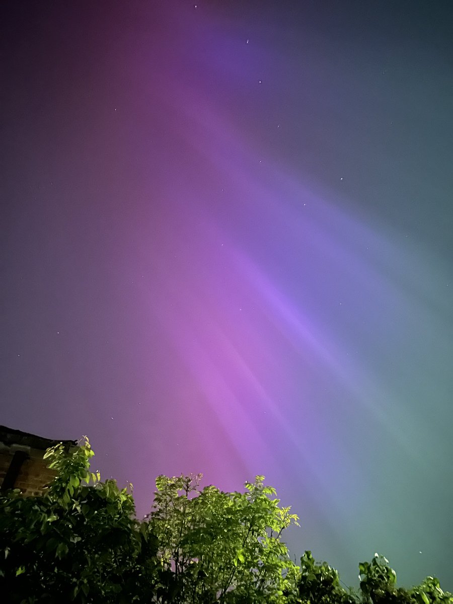 cbarnieh's tweet photo. Impressive Aurora Borealis in North London last night. Amazing!
#auroraborealis 
#NorthernLights https://t.co/mcqi0v39ic