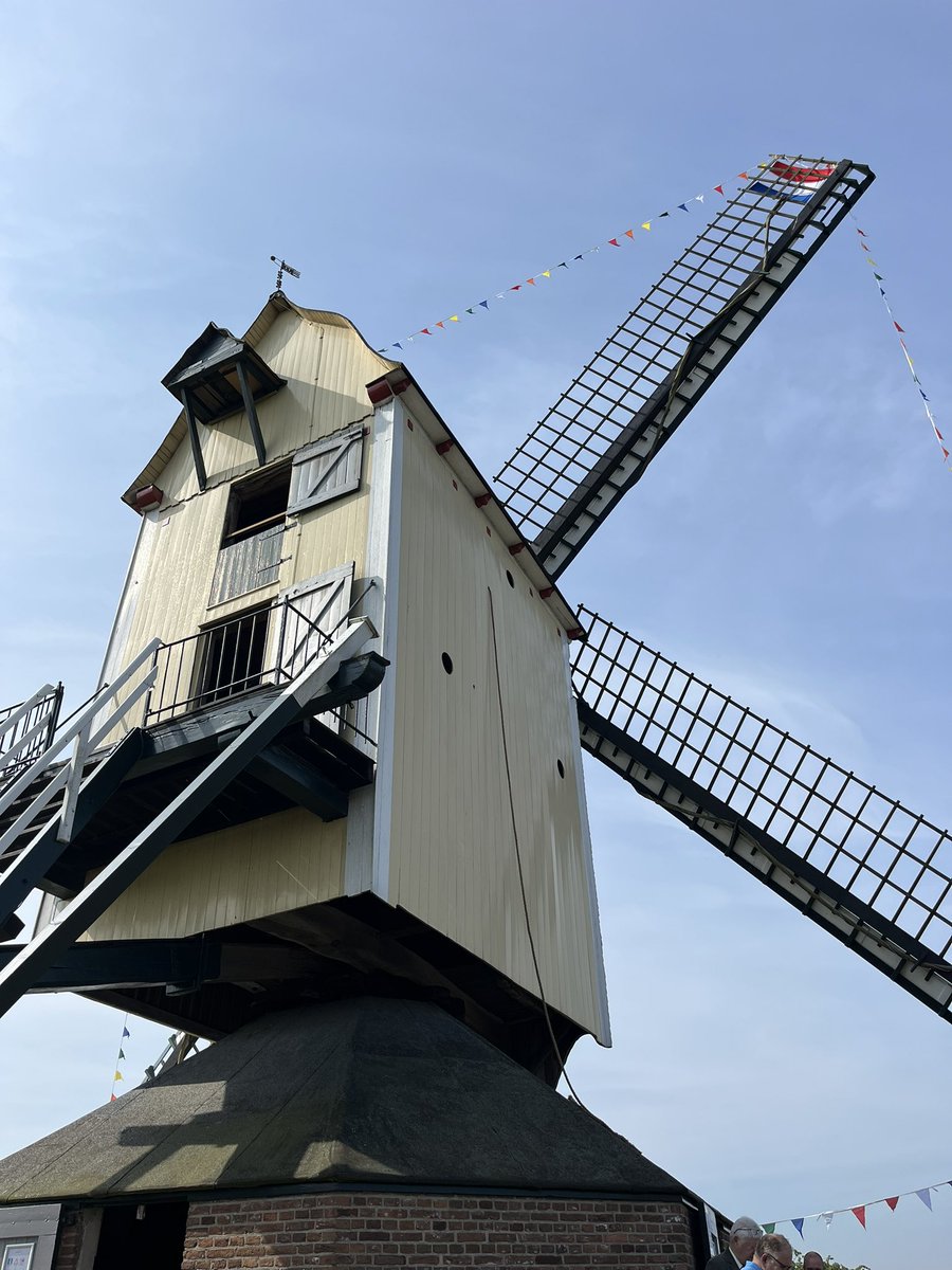 Vanmorgen het eerste exemplaar v/h boek ‘De Vink pronkstuk van Herveld’ mogen ontvangen over de ruim 300 jaar oude standerdmolen De Vink in #Herveld #Overbetuwe #NationaleMolendag