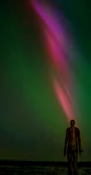 When #ArtConnects 🌈 #NorthernLights meet Anthony Gormley