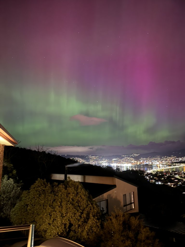 It’s an amazing Aurora Australis in Hobart tonight.  This from my home. #Aurora