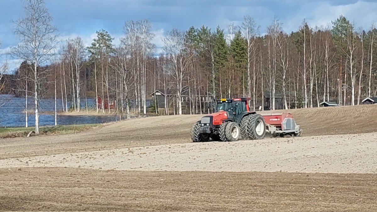 Kevään parhaat päivät 🧡 Ruokaa suomalaisille. #kevät #kevätkylvöt #maatalous #maanviljely @HyvaaSuomesta