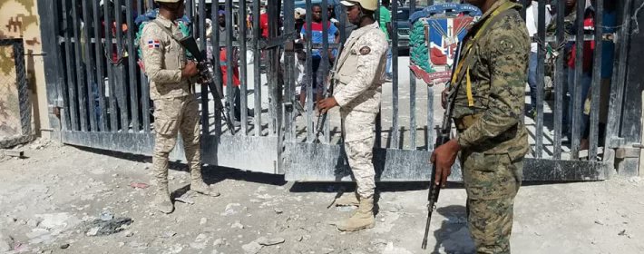 Des ressortissants haïtiens munis de visas américains rencontrent des difficultés en République Dominicaine pour transiter . Ils sont interdits en raison de l'absence du visa dominicain, sans lequel ils ne peuvent ni transiter ni séjourner dans le pays d'Abinader. Cette situation