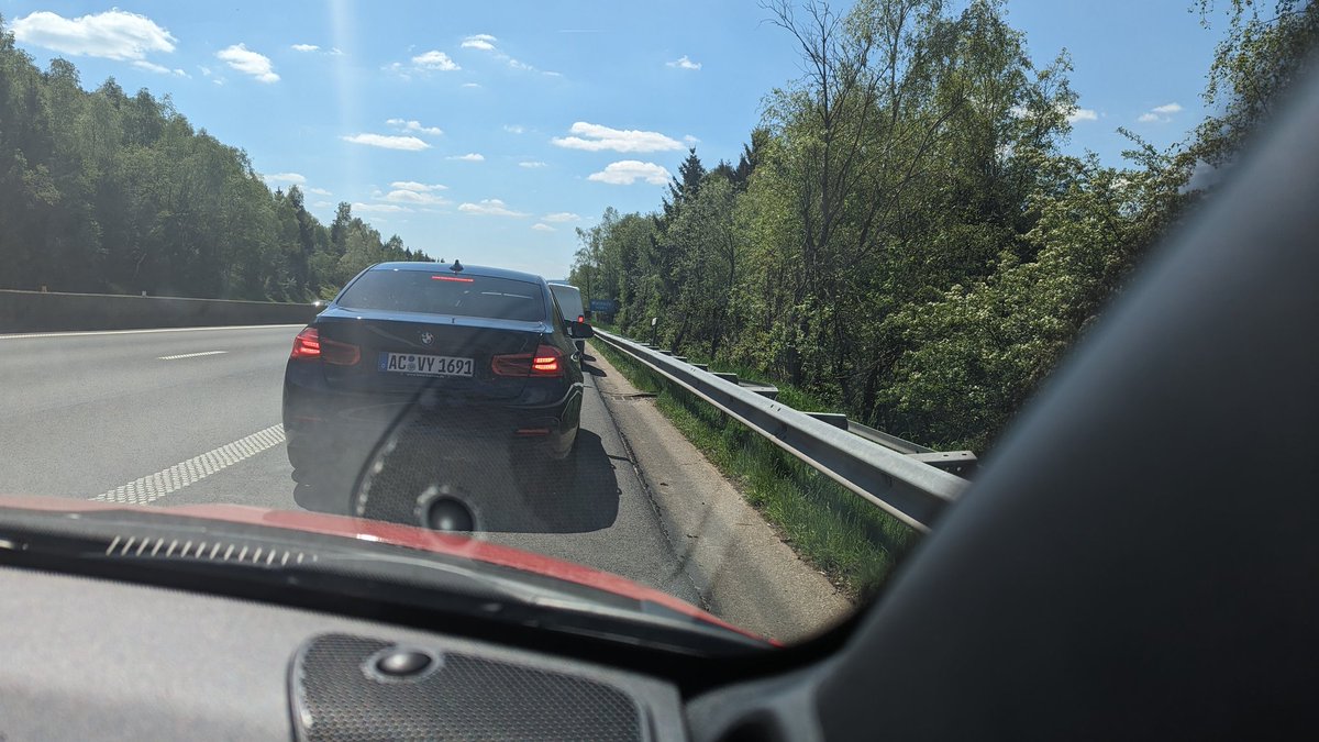 StudioFormule1's tweet image. De Studio Formule 1 crew had het geweldige idee om naar de #6Hspa te gaan. Maar blijkbaar staat de 6H voor de tijd die je in de file staat voordat je bij het circuit bent 👎 Toevallig nog meer volgers met hetzelfde probleem? 😅