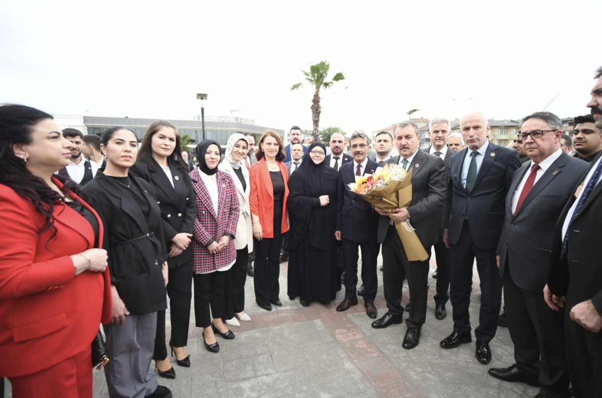 Genel Başkanımız Sayın Mustafa Destici bey ile birlikte , 31 Mart Yerel Seçimlerde belediye yönetimini Büyük Birlik Partisi’ne emanet eden Sakarya Erenler'de, Belediye Başkanımız Şenol Dinç’i makamında ziyaret ettik, hayırlı olsun dileklerinde bulunduk