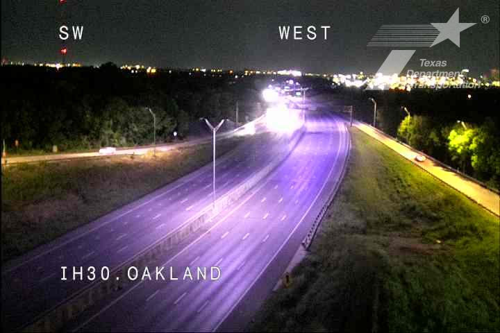 #RedAlert #FortWorth I-30 shut down in both directions @ EL820. Accident involving downed power lines. Seek alternate route! <a href="/KRLD/">1080 KRLD</a> #KRLDTraffic #1080Traffic #1080KRLD #TXDOT