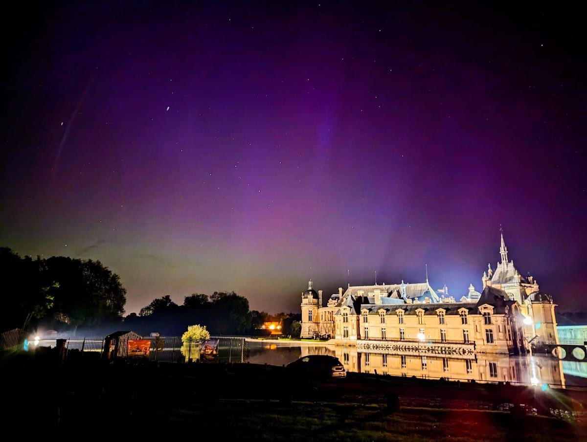 @AliceDeblaise 🌌Quelle photo magique du château de Chantilly #oise et de l’aurore boréale!! 😍Il s’agit de la tempête magnétique la plus forte de puis plus de 20 ans (2003) 📸 Vincent Fadin avec sa permission pour @MeteoNordParis #AuroraBoreal