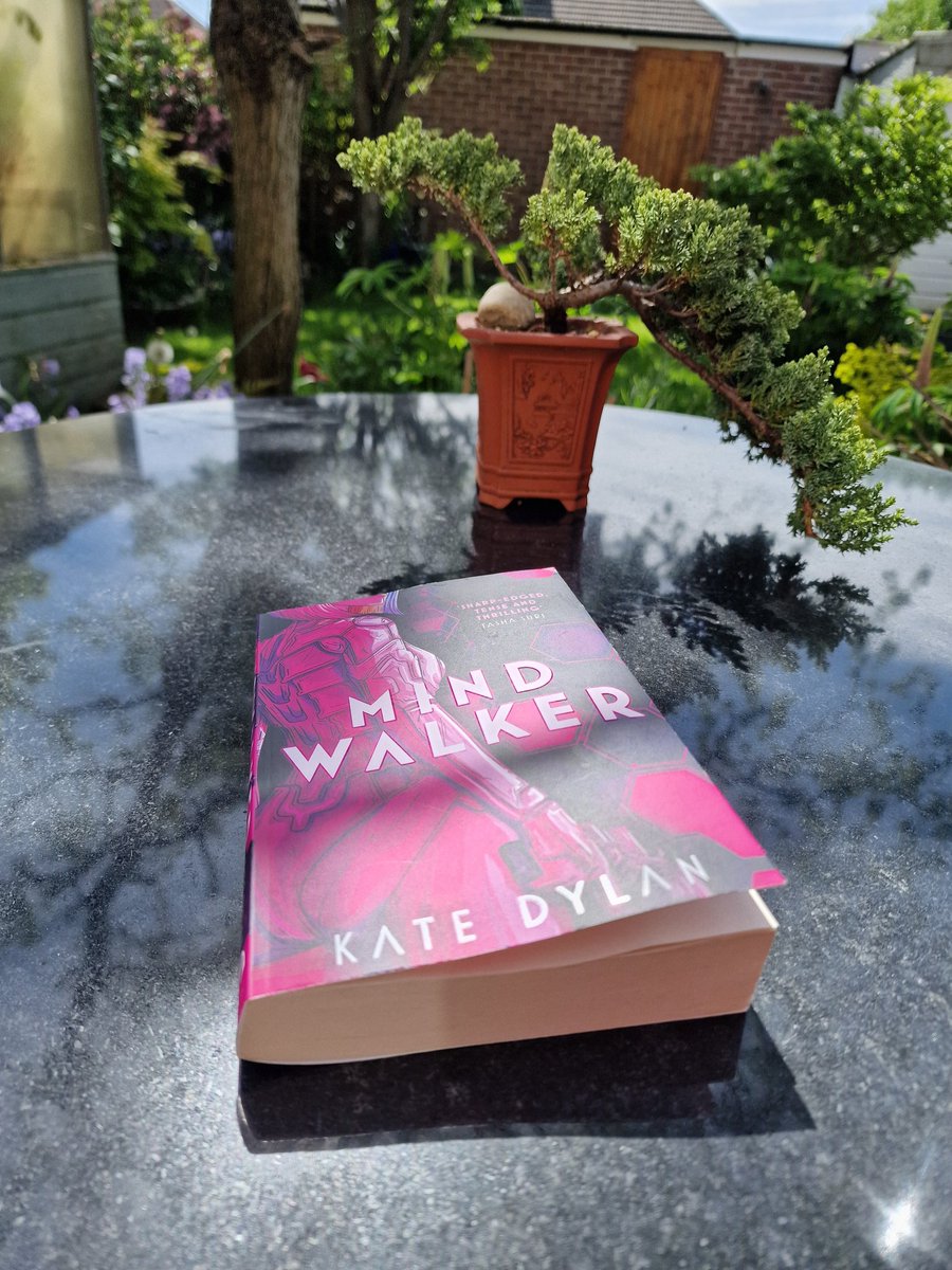 SalisburyWriter's tweet image. Sharing a gorgeous sunny Saturday with the incredible #MindWalker by @TheKateDylan 
It's such an exciting read and a really phenomenal premise. I'm looking forward to the next one now....
