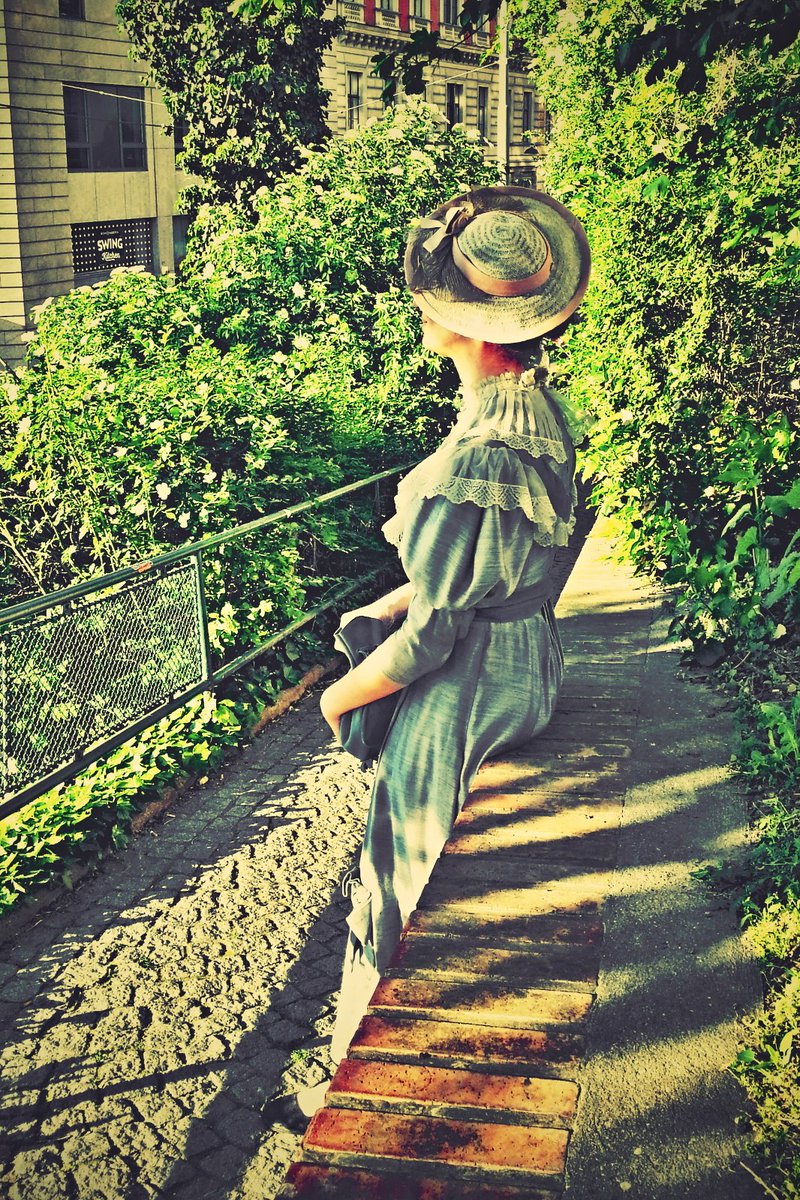 apex_archive's tweet image. Eines der 3 Mäderln aus dem Hause... :)

#Biedermeier #fashion #Mode #Kostüm