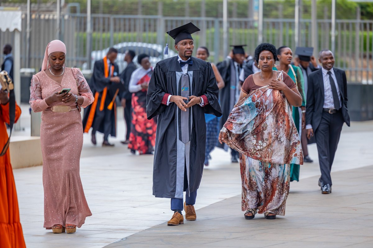 Kitabi_College's tweet photo. #RP7thGraduation: Ababyeyi baturutse mu bice bitandukanye by'igihugu baherekeje abana babo mu birori byo gutanga impamyabumenyi ku banyeshuri 3,024 basoje amasomo mu Ishuri Rikuru ry’Imyuga n’Ubumenyingiro (RP) ku nshuro ya karindwi, ku wa kane tariki ya 9 Gicurasi 2024. https://t.co/vBbot3EDnT