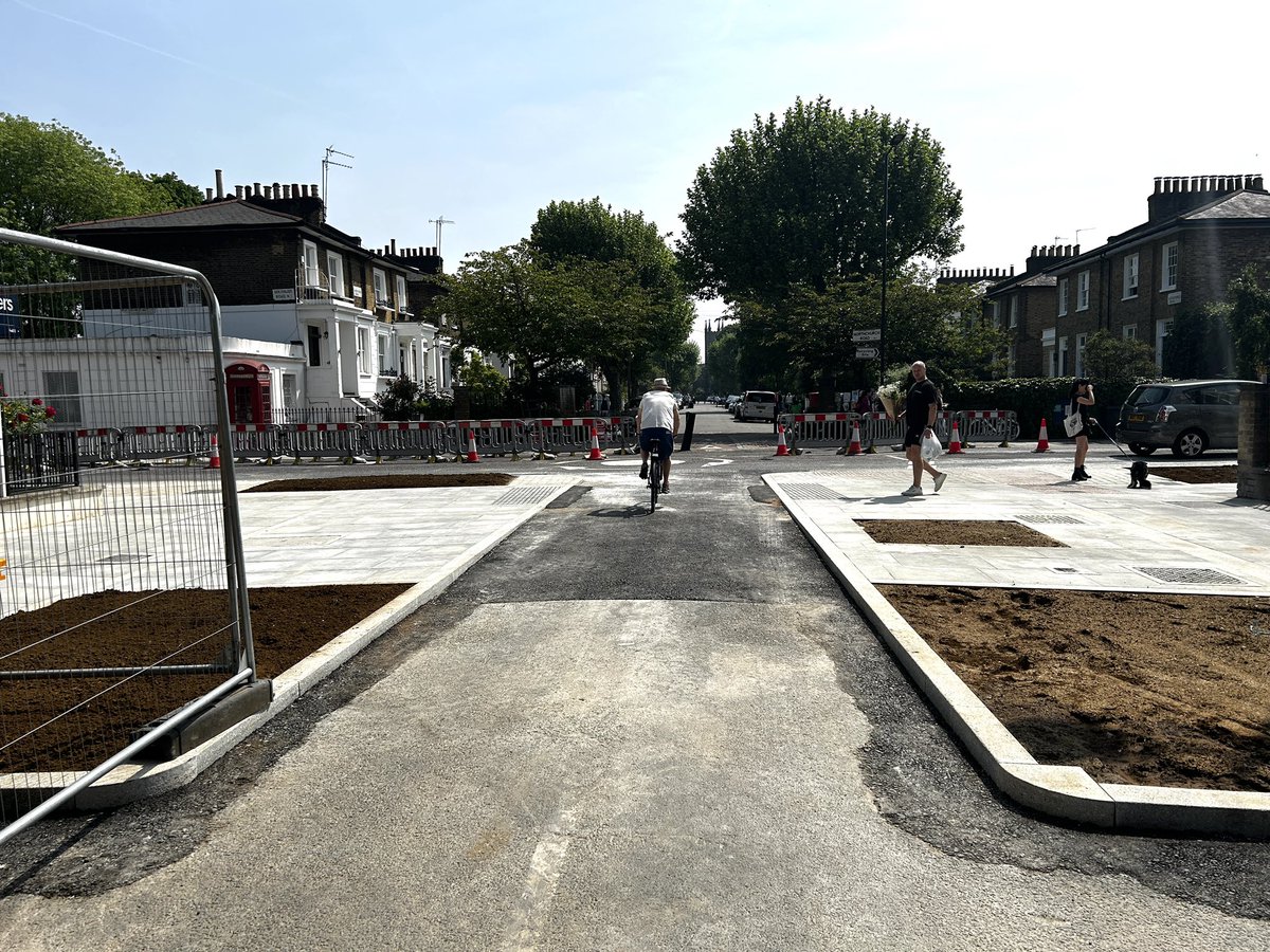Diversion removed from the Southgate Rd/Northchurch Rd roundabout works so you can smoothly transition into Hackney and visa versa. Work commencing this week on the East side @hackney_cycling @willnorman