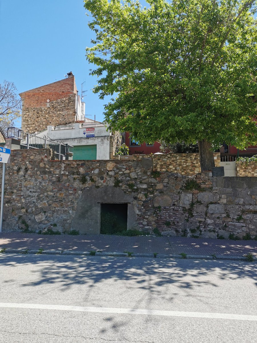 modastylo's tweet photo. Avda Sant Jordi amb carrer cervantes #calonge Seria convenient que es netegés, cosa que no es fa, o com a molt 1 cop l'any, o que es tapiés. Així no es donaria la opció a que gent incívica llancés brossa. Pot ser in focus de rates i males olors. @ajuntcalonge https://t.co/xLIt3lpycm