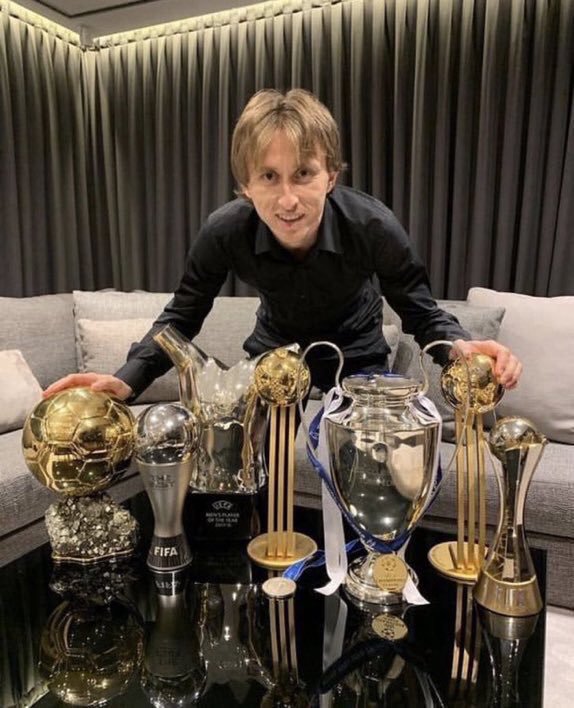 Luka Modric ha sido el único jugador en la historia del fútbol que ha ganado el Balón de Oro, el trofeo del mejor jugador FIFA, el trofeo del mejor jugador de la UEFA y el trofeo al mejor jugador de la Copa del Mundo en un mismo año.

El mejor centrocampista de la historia. 🤍