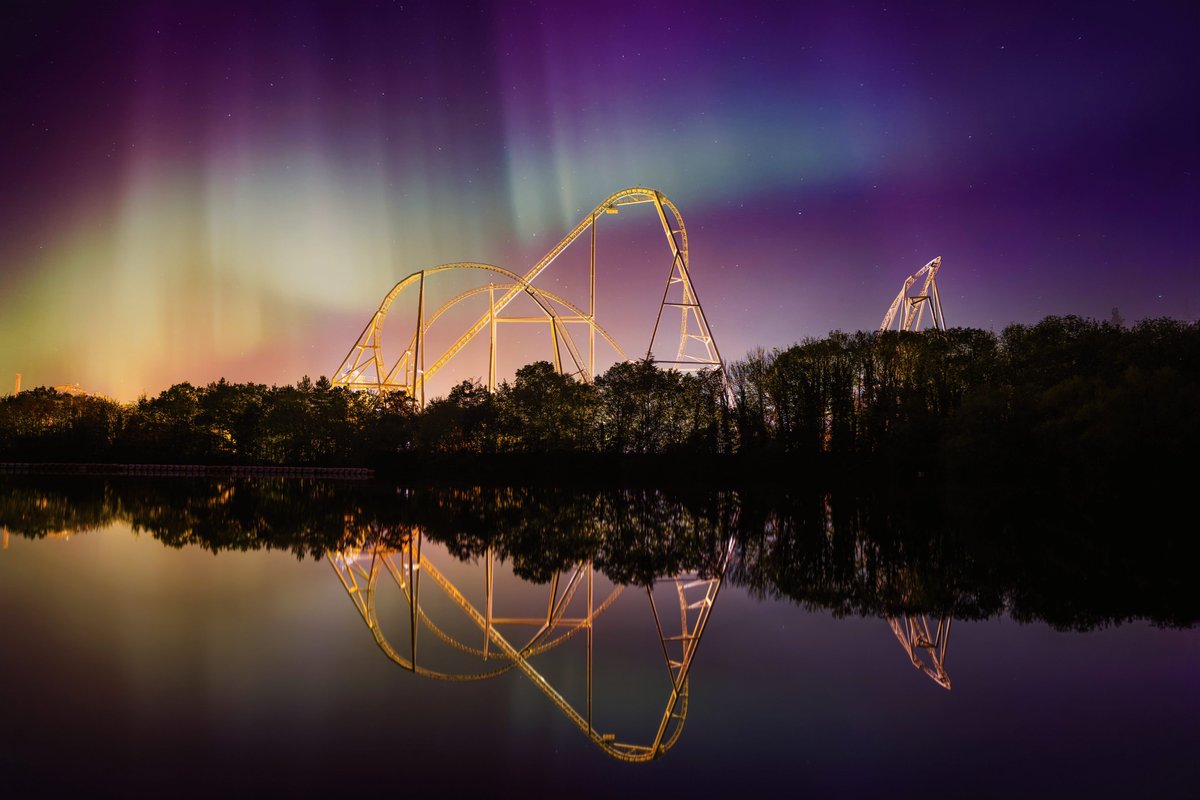 A wonder of the world lighting-up the sky above our record-breaking rollercoaster, Hyperia🤩 📷:Thanks to @J_Silkstone for this incredible photo! #ThorpePark #ThemePark #Rollercoaster #Hyperia #FindYourFearless #NorthernLights #AuroraBorealis #Golden #Glowing #Goddess