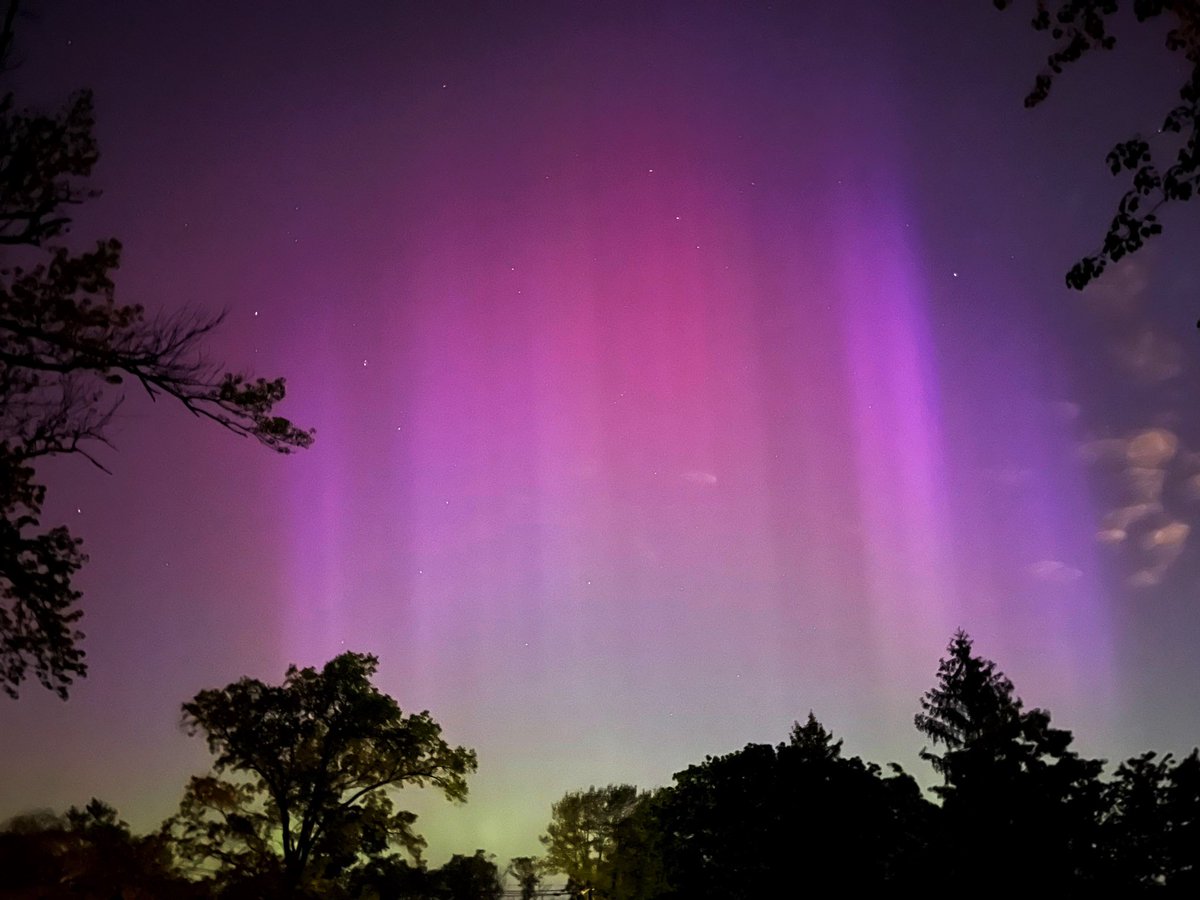 I’m so glad I woke up early. This is one of the most amazing pictures I’ve ever taken. I got to see the Northern Lights in Metuchen, New Jersey!!! 😍🤩 #NJwx #Auroraborealis