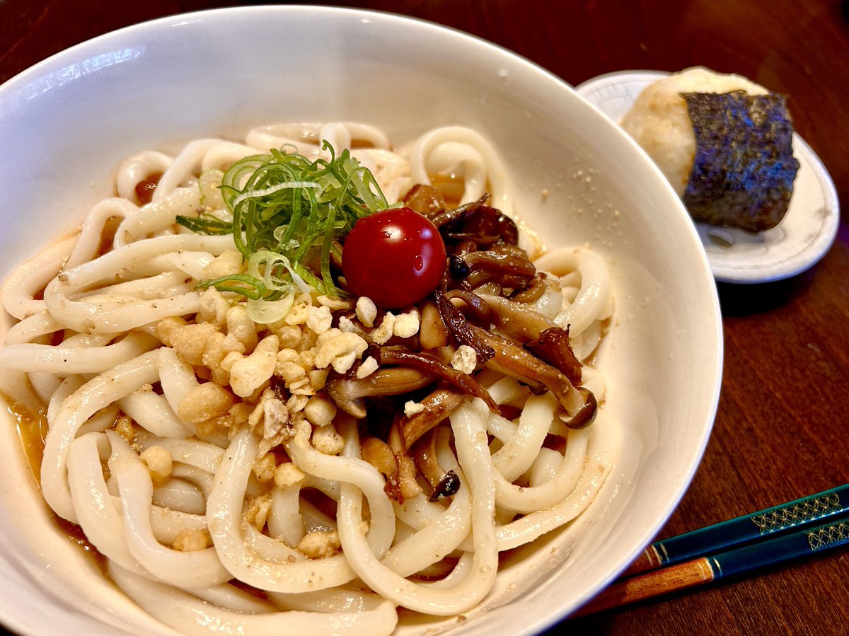 土曜日の晩ごはん。
ゴマ味噌冷やしキノコうどん。味噌おにぎり付き。
今日は28℃まで上がりましたので、夜はツルツルっと生姜をきかせた冷たいおうどんで。
#おうちごはん #冷うどん #