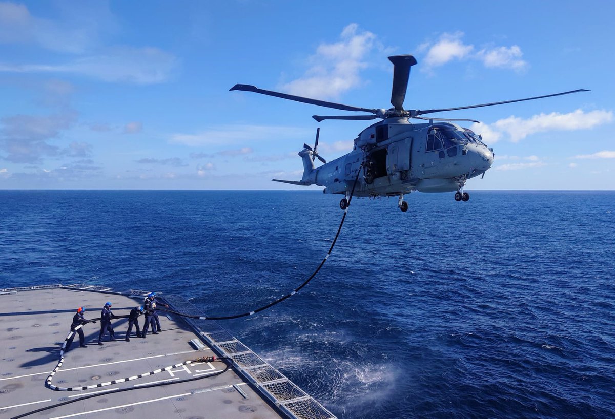 It's not just ships we replenish at sea... 🚁 Merlin Mk.2 and ground crew from #814Sqn @RNASCuldrose performing a HIFR (Helicopter Inflight Refuel) Crew regularly practice this evolution in the event they're unable to land on deck. #RFA #NATO #SNMG #RoyalFleetAuxiliary