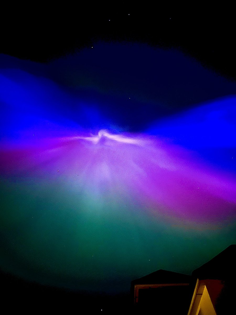 GolfInGalway's tweet photo. More images of the aurora borealis taken over Galway last night.

#nothernlights 
#Aurora 
#auroreboreale https://t.co/x5euEmh0GR