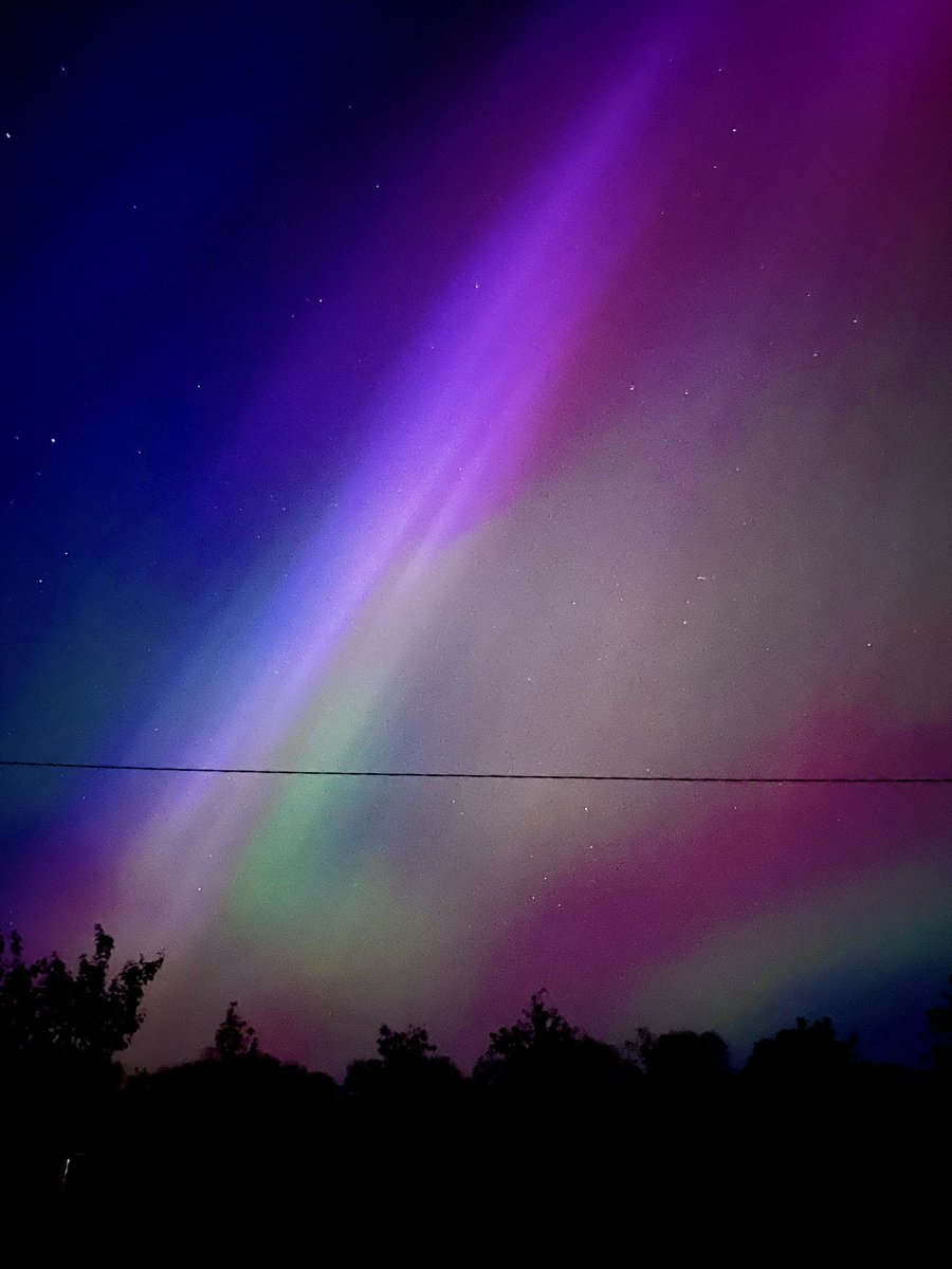 GolfInGalway's tweet photo. More images of the aurora borealis taken over Galway last night.

#nothernlights 
#Aurora 
#auroreboreale https://t.co/x5euEmh0GR