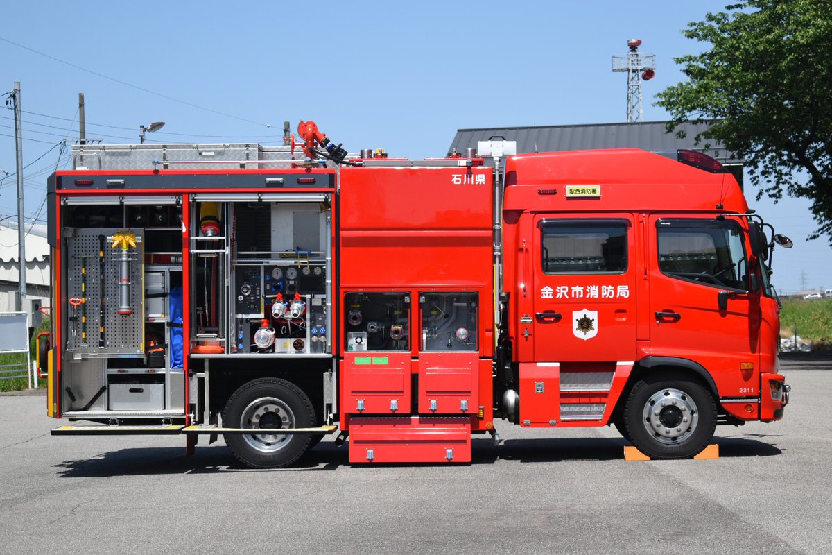 sukisyoubou's tweet image. 石川県・金沢市消防局　駅西消防署小坂出張所配置　化学消防ポンプ自動車II型（III型相当）　小坂化学1号車

昨年度予算において整備された新型化学車。規格上はII型ながら、石油コンビナート火災と戦える特III型スペックを有しつつ、普段使い出来る車両を目指した。

車両概要はリプ欄に記載。↓