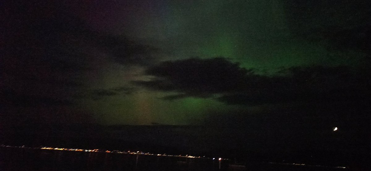 @StephenAHenry Looks amazing! I wandered out around midnight and was a lot of cloud around with the colours green and purple. My phone not good for night shots mind you.