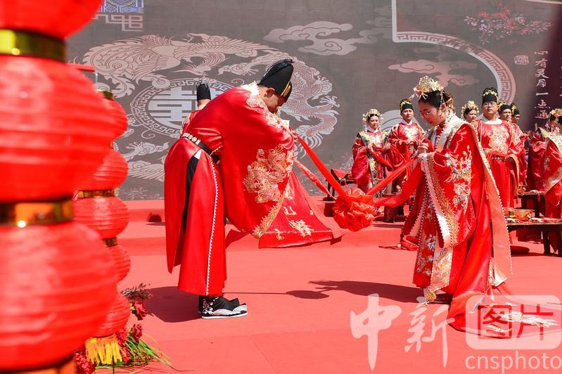 photo_cns's tweet image. A traditional Chinese group wedding ceremony is held in Qingdao City, Shandong Province., May 9, 2024. The newlyweds complete the wedding according to the traditional etiquette of Chinese culture. (Photo by Wang Haibin/CNSPHOTO)#traditionalChinesewedding