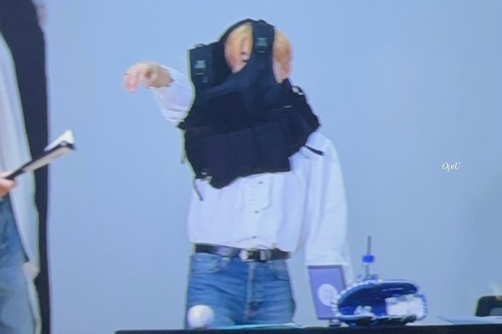 the body armor vest that op brought to the fansign was too small… someone help him 😂