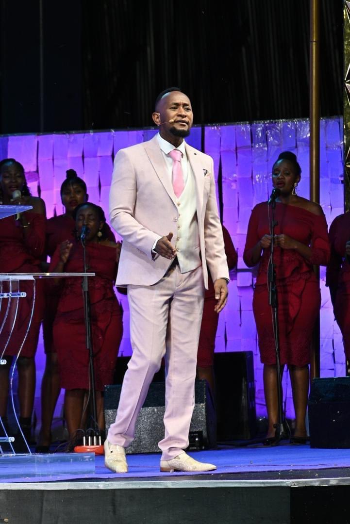 He @Prophet_elvis is a Prophet of this generation not a congregational Prophet.
He knows where all the Prophets of this world end in this Generation 
He knows the capacity he occupies and when he says something, no one can say the contrary
#ProphetElvisMbonye