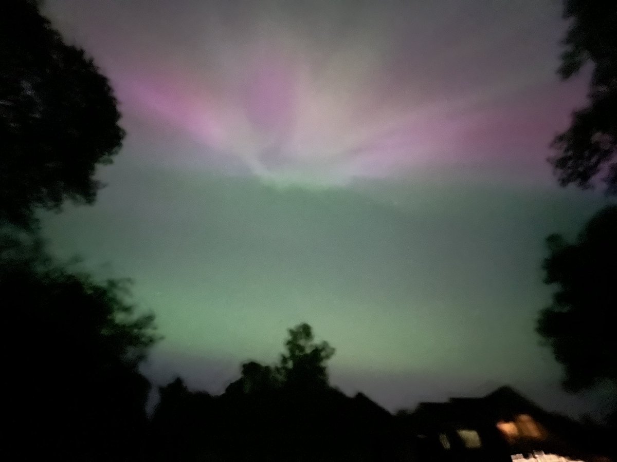 About last night…It was a spectacular psychedelic light show courtesy of our favorite star, the 🌞 Gorgeous💜💗💚💙 Aurora borealis Lake Erie 5/10/24