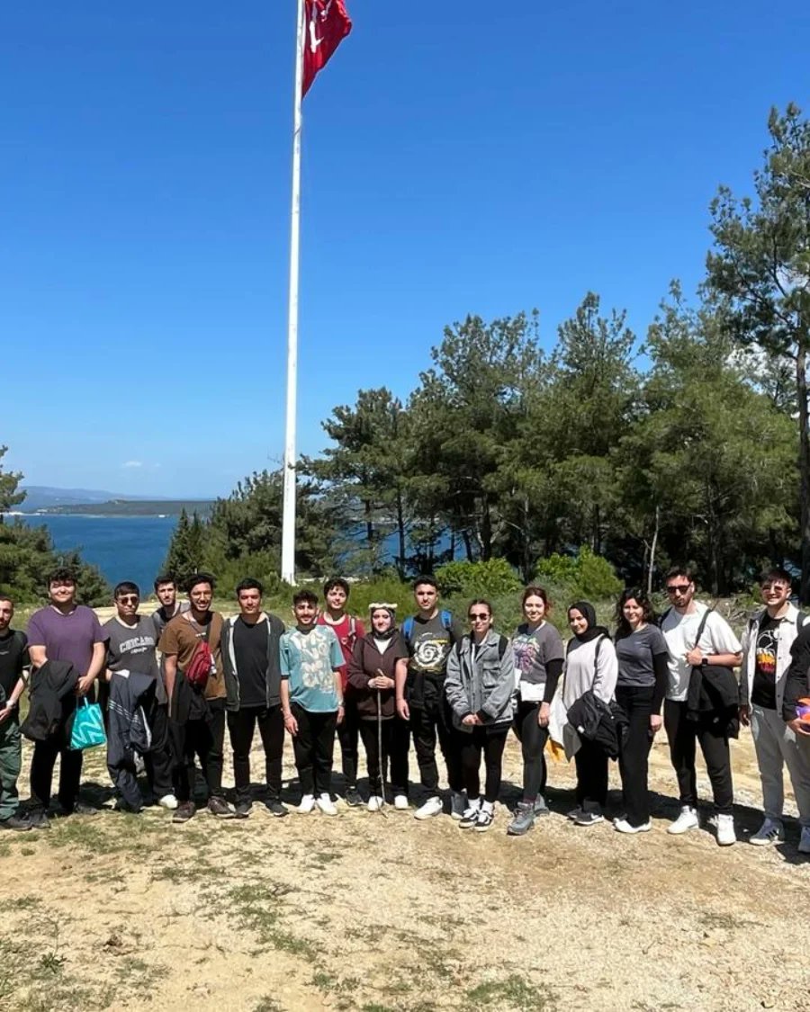 comuafat's tweet photo. Kilitbahir yürüyüşümüzde ki neşemiz ve çoşkumuzun yüzlerimizden okunduğu bu fotoğraflarda sizlerin de yer almanızı istiyoruz 🤗🌸Aramıza katılmak ve yeni etkinlik fikirlerimizi birlikte geliştirmek için sizleri bekliyoruz.🧯🛟⛑️ https://t.co/tVUS9dYJUG