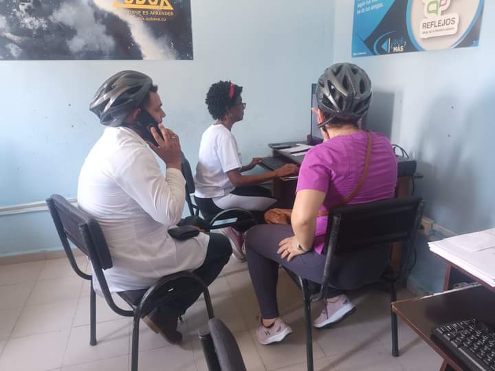 Visita ministra <a href="/MINCOMCuba/">Ministerio de Comunicaciones Cuba</a> <a href="/MayraArevich/">Mayra Arevich Marín 🇨🇺</a> instalación de <a href="/JovenClubSSP/">Joven Club Espirituano</a> ubicado en reparto Olivos. Especialistas mostraron trabajo desarrollado en robótica y automática, así como conoció de servicios al pueblo que prestamos de impacto en transformación digital #JovenClubXCuba