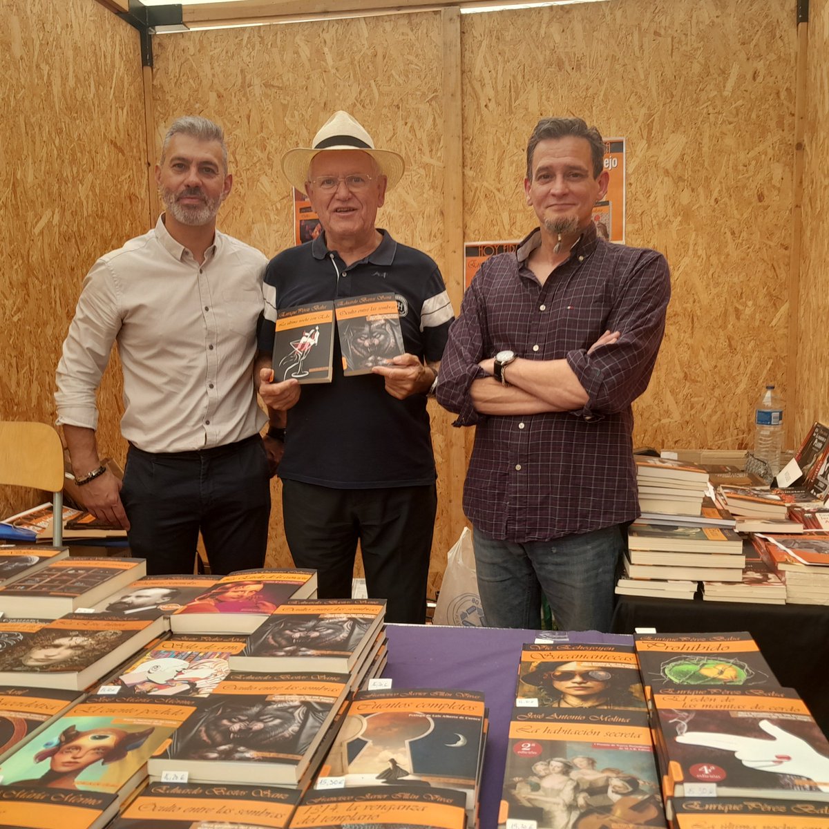 En la caseta de @MAREditor en la Feria del Libro de Medina del Campo. Hoy, novela negra. Firman @UrsusEdo y Enrique Pérez Balsa. Con ellos, Francisco Javier Illán Vivas.