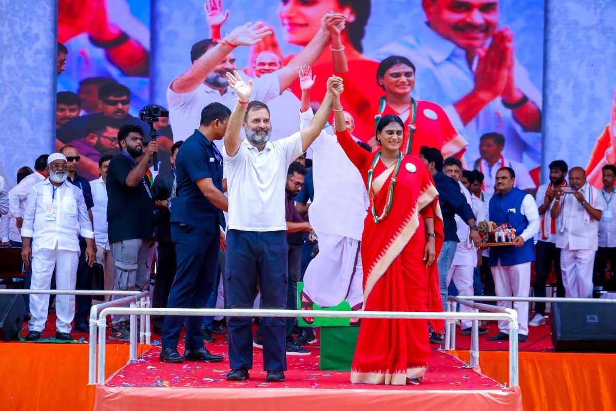 realyssharmila's tweet photo. కడపలో నిర్వహించిన భారీ బహిరంగసభకు పెద్ద ఎత్తున తరలివచ్చి విజయవంతం చేసిన ప్రజానీకానికి పేరు పేరునా ప్రత్యేక కృతజ్ఞతలు. అలాగే ఈ సభకు ముఖ్య అతిథిగా విచ్చేసిన శ్రీ రాహుల్ గాంధీ గారికి హృదయపూర్వక ధన్యవాదాలు. @RahulGandhi https://t.co/F3TqLaNnap