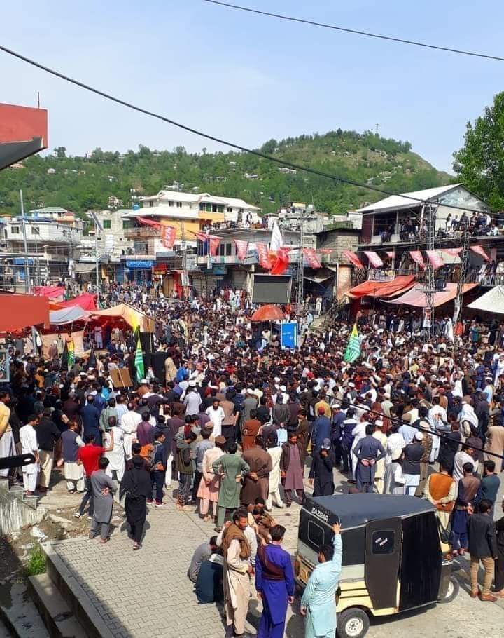 _sardarabdullah's tweet photo. No Indian flag has ever been hoisted anywhere in Azad Kashmir. India's touts are posting edited photos to peddle their propaganda. Original video from the protest venue are attached. People are simply protesting against inflation like it happens anywhere else in the world. https://t.co/ERs8sCsaSr