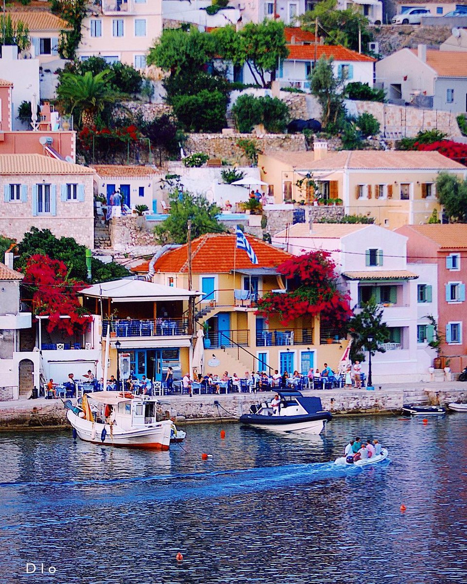 #Assos village in #Kefalonia. The traditional architecture, the peaceful landscape, and the pebbled beaches compose the natural beauty of Assos. A stroll around the narrow alleys reveals colorful houses with pink and white blooms, lovely paths, and old churches. 📷 @diokaminaris