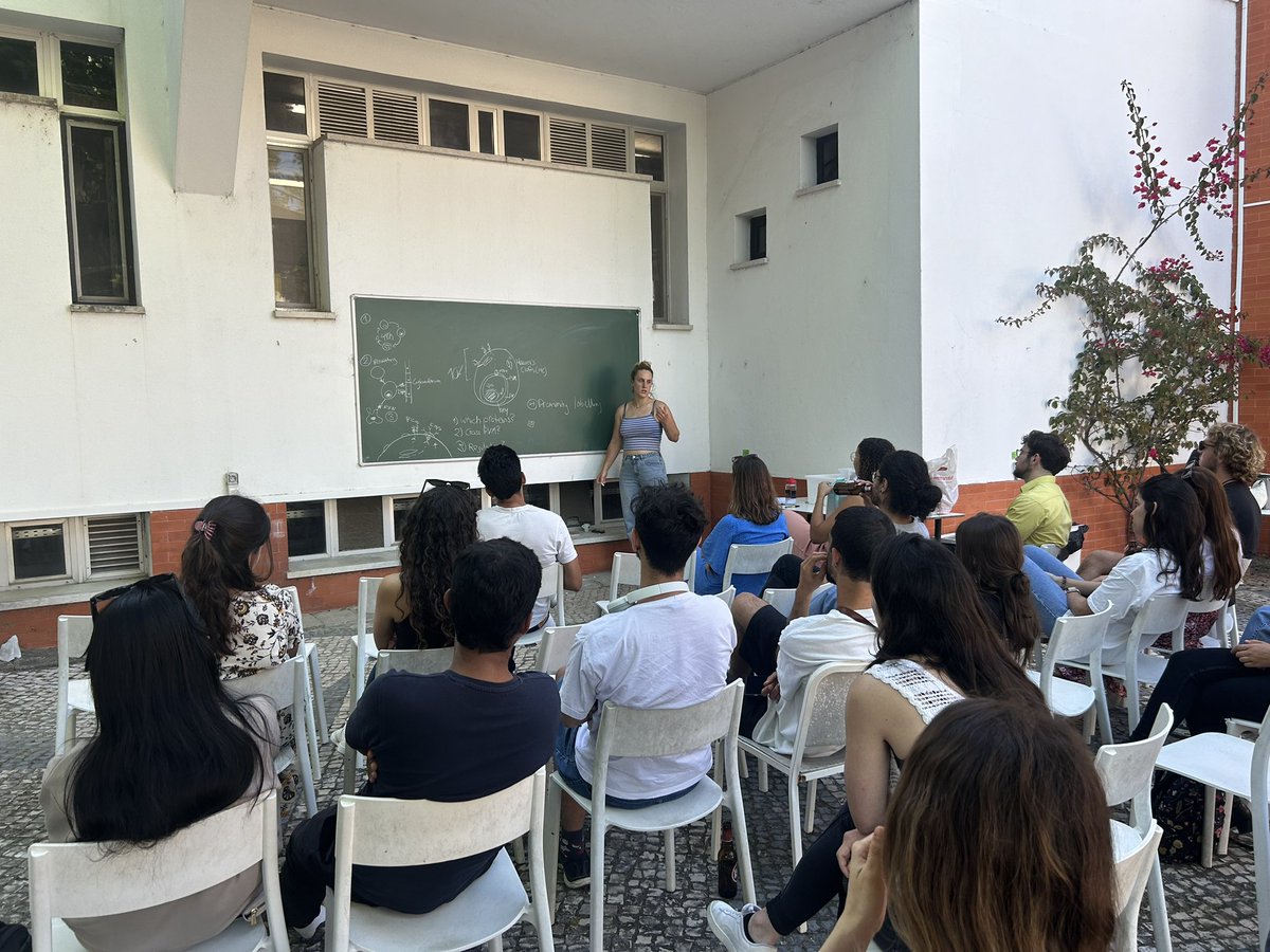 With longer days and summer approaching fast, we resumed our PhD student Chalk Talk series at @IGCiencia! First up this year was Gwen from the Treeck Lab. 

Gwen introduced her project on how plasmodium surface antigens are trafficked, using very elegant techniques!