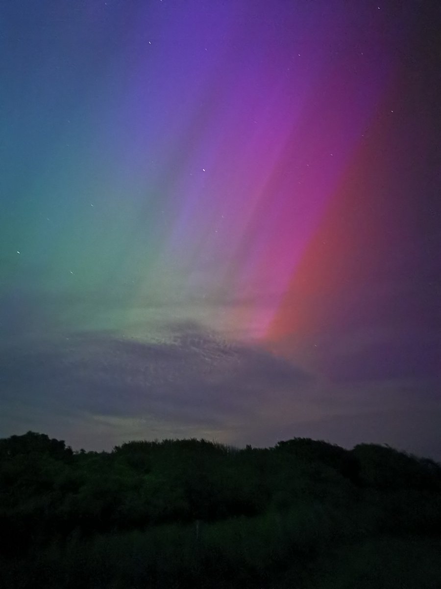TonPentre's tweet photo. Amazing #aurora views in Pembrokeshire last night. Started with greens, reds and pinks moving to deepest purples https://t.co/i4tgbSbTtp
