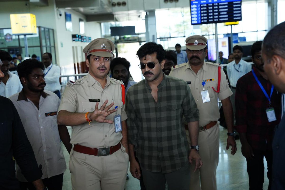 Global Star #RamCharan got a resounding welcome from the fans at Rajahmundry airport today. He is heading to Pithapuram now to visit Sri Kukkuteswara Swamy temple😍🔥

#GlobalStarRamCharan 
#RC #RamCharan #GameChanger #RC16 #RC17  #DrRamCharan 
@AlwaysRamCharan 
#firstindiafilmy