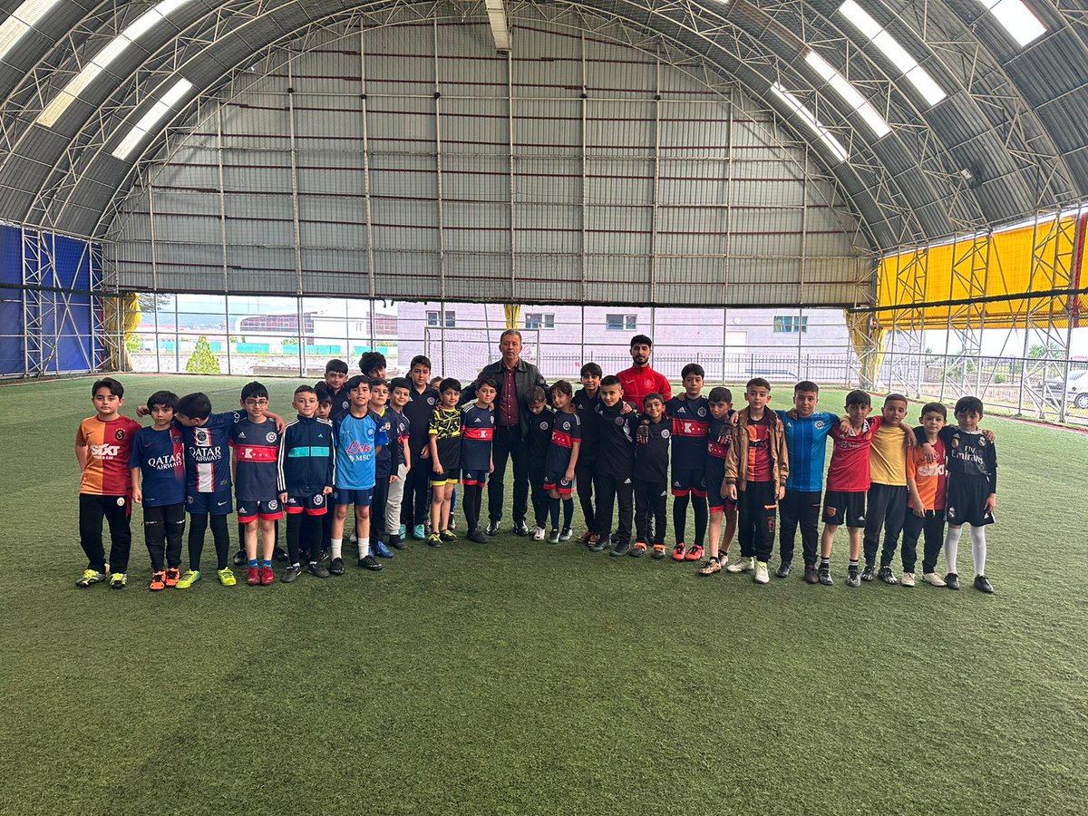 ✨İl Müdürümüz Sn. Mustafa Loğoğlu, Anadolu Bingölspor FK (Kuzgunlar) futbol takımını antremanda ziyaret ederek başarı temennisinde bulundu.