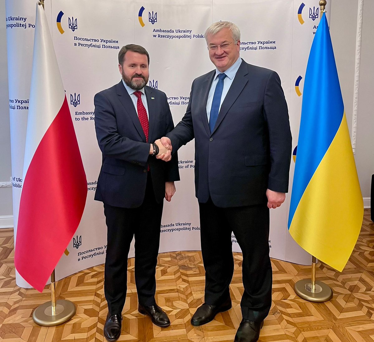 Mialem dobre merytoryczne spotkanie z podsekretarzem stanu @MSZ_RP @RKupiecki. Poruszyliśmy ważne tematy związane z przeciwdziałaniem agresji rosyjskiej i wzmocnieniem współpracy na rzecz militarnego wsparcia Ukrainy. Bezpieczeństwo 🇺🇦 to także bezpieczeństwo 🇵🇱 i całej Europy.