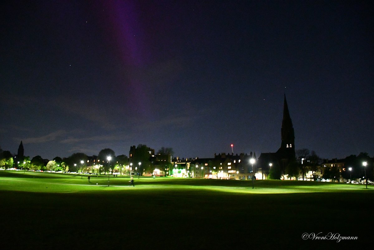 A little aurora over Bruntsfield last night, with an astonishing lighting effect on the grass. Pure magic.