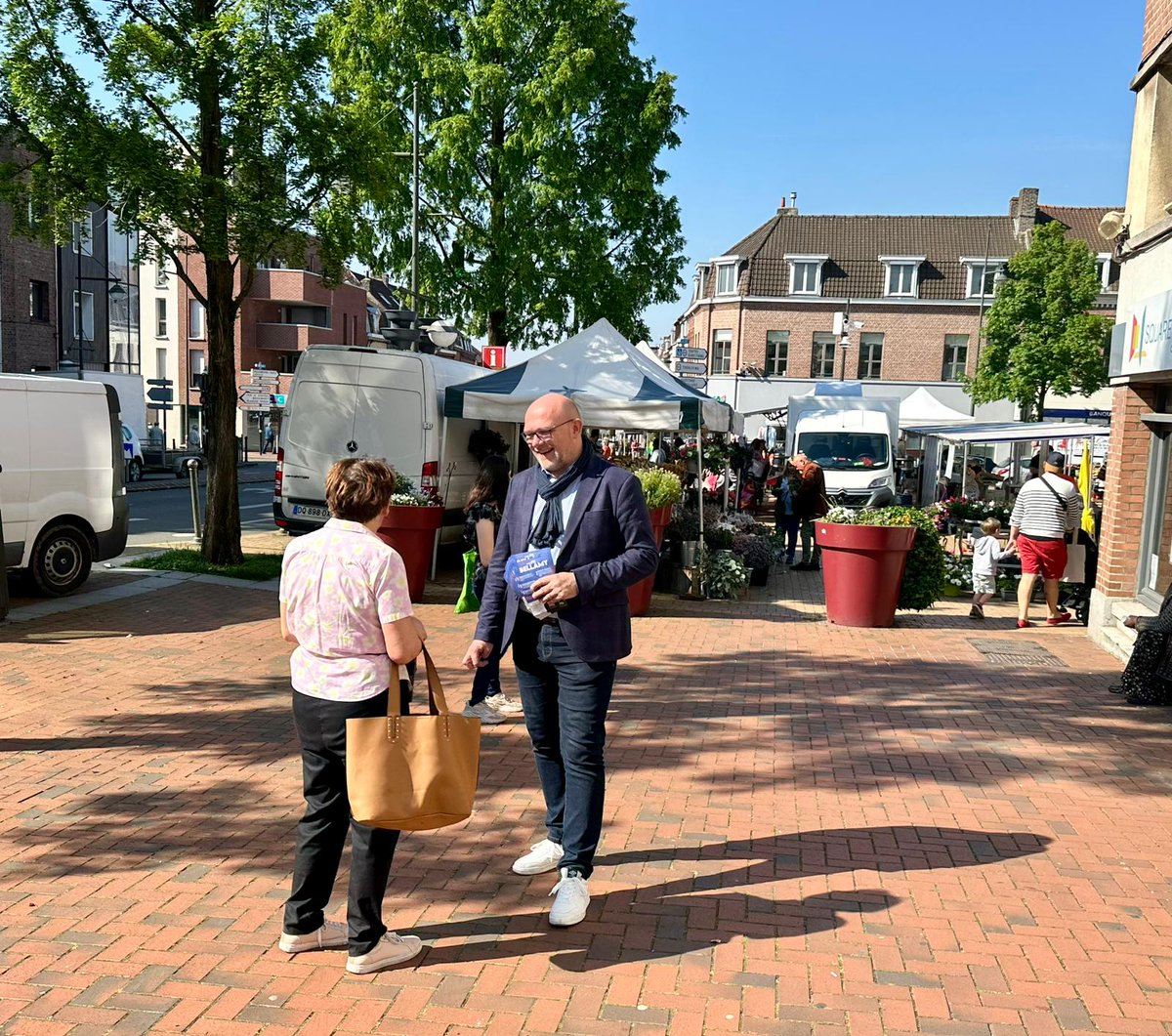 @LRduNord59 #TousSurLeTerrain en tractage sous le 🌞 à Croix (59) pour @fxbellamy
😊Plaisir du militantisme de campagne avec le Pdt Fédé LR59 @Antoine_Sillani et les @JeunesReps59 et militants de Croix
🇨🇵🇪🇺Maîtrisons notre destin @AvecBellamy @lesRepublicains