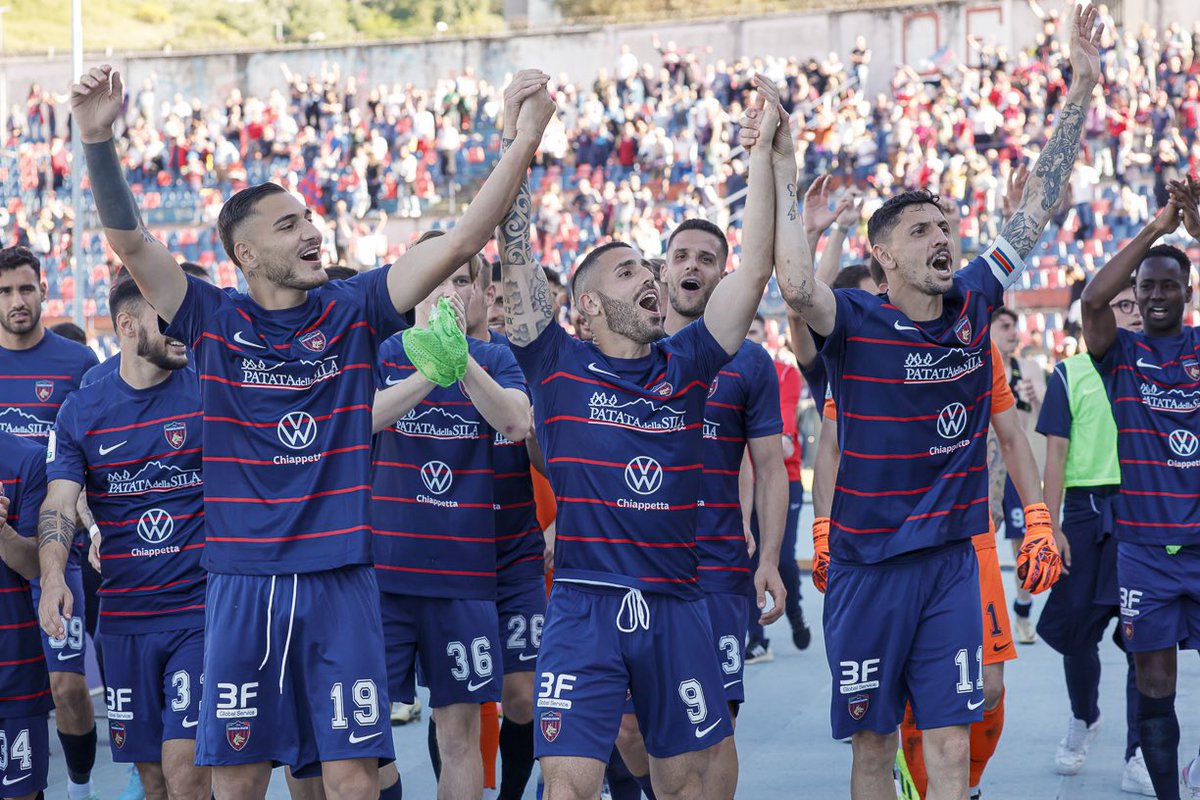 CosenzaOfficial's tweet image. Salutiamo la stagione 23/24 da imbattuti (nella fase finale), anche in casa del Como promosso, con una striscia di 7 risultati utili… da riprendere il prossimo anno (settimo di fila in cadetteria) 😉 E il nono posto è il miglior risultato dal nostro ritorno in @legab 💪🏻❤️💙