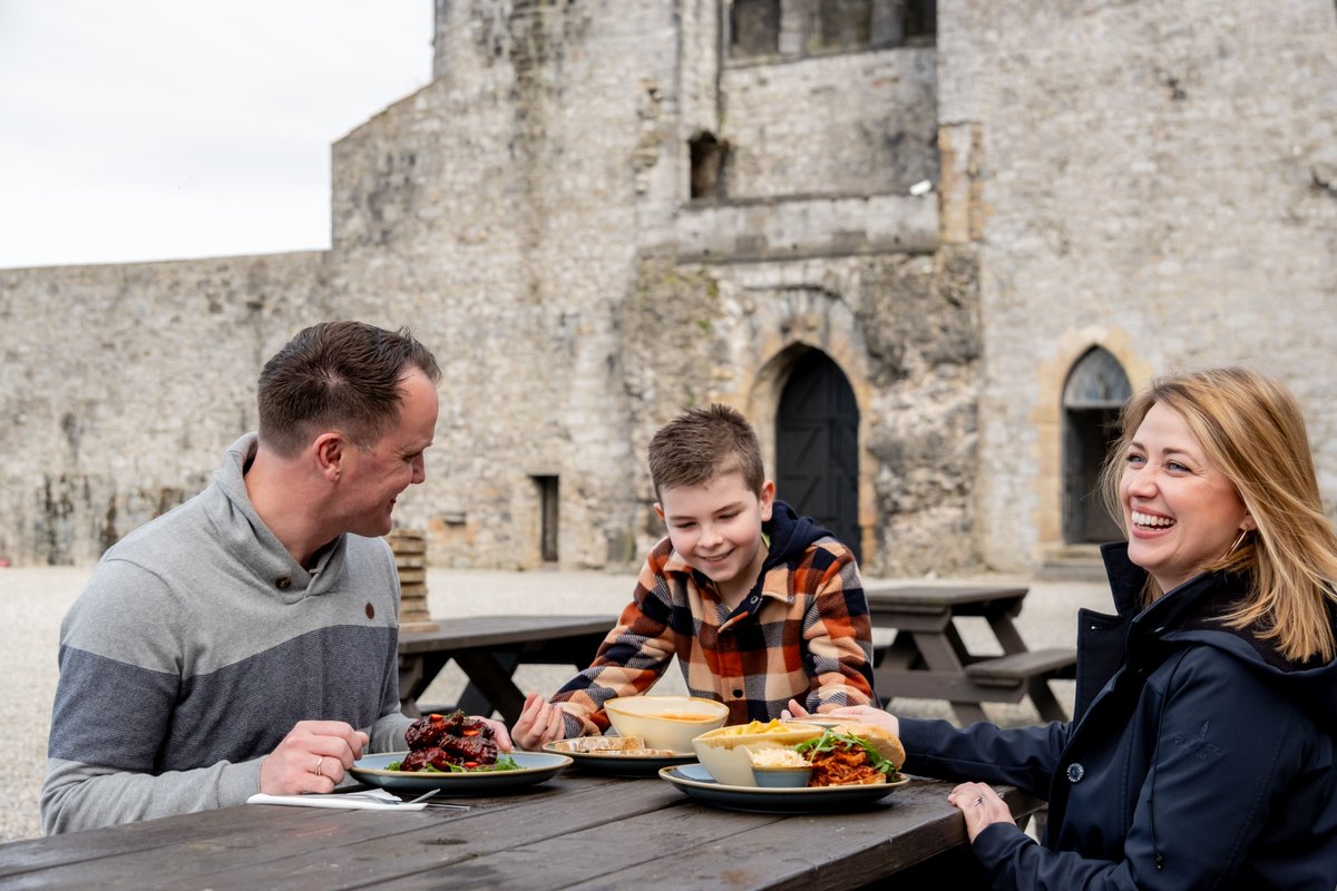 Take in the view of King John's Castle as you enjoy a delicious meal at The Siege Café 🥪🏰 No tickets necessary – just drop in and enjoy! Open daily from 9:30am to 6pm, come enjoy a meal with a view that adds a touch of magic to your lunch. ⚔️