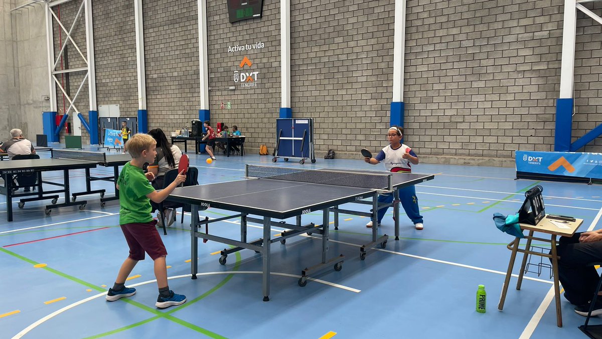 🏓 Un centenar de jóvenes de todas las categorías se han dado cita hoy en el anexo del Complejo Deportivo Basilio Labrador para disputar la séptima jornada de #tenisdemesa en los XXXVII Juegos Cabildo #JuegosCabildoTF #ActivaTuVida