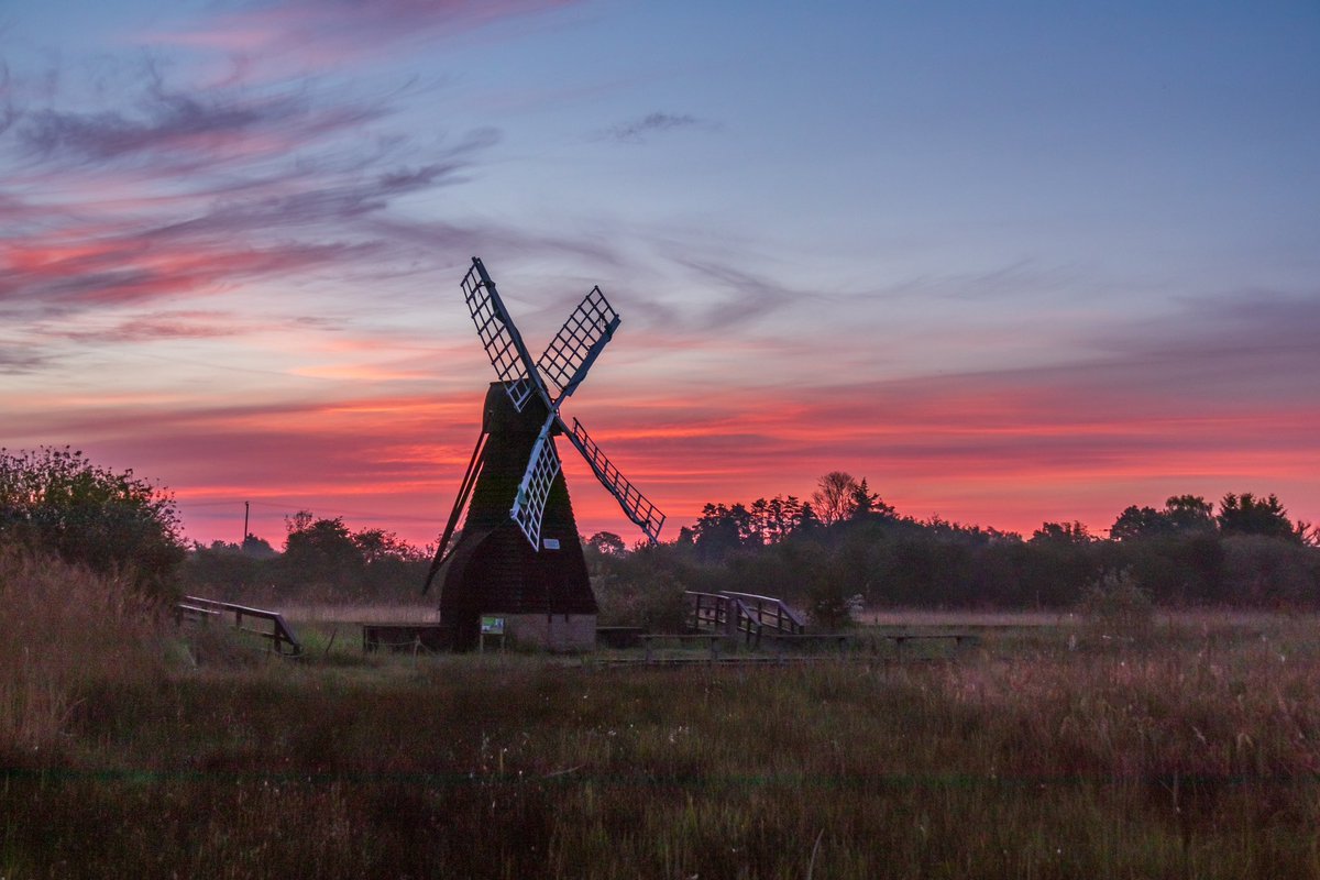 Gutted to miss the aurora last night as I was asleep after getting up at 3.50am yesterday but I did experience a gorgeous dawn instead @StormHour @ThePhotoHour @SpottedInEly @WeatherAisling @ChrisPage90 @itvweather #loveukweather @ElyPhotographic @WickenFenNT @AP_Magazine