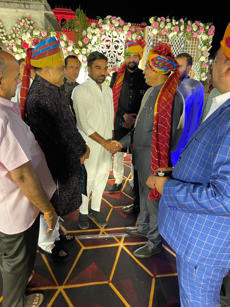 जयपुर राजस्थान विश्वविद्यालय मनोविज्ञान विभाग के HOD व पारिवारिक सदस्य श्री ओमप्रकाश शर्मा जी के सुपुत्री के शादी समारोह में शामिल होकर बधाई व शुभकामनायें दी ।